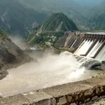 بھارت میں موسلا دھار بارشوں کے باعث دریائے چناب میں پانی کی سطح خطرناک حد تک بلند ہوگئی ہے، جس کے پیش نظر سلال ڈیم کے دروازے کھول دیے گئے ہیں۔