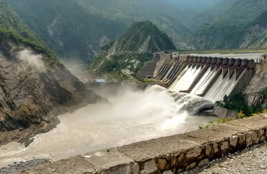 بھارت میں موسلا دھار بارشوں کے باعث دریائے چناب میں پانی کی سطح خطرناک حد تک بلند ہوگئی ہے، جس کے پیش نظر سلال ڈیم کے دروازے کھول دیے گئے ہیں۔