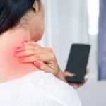 زیادہ دیر اسکرین دیکھنے سے گردن پر دباؤ پڑ سکتا ہے، یہ ورزش آزمائیں