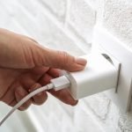 سستا تھرڈ پارٹی چارجر فون کے لیے بن سکتا ہے خطرناک، غیرمتوقع نقصان کا خدشہ