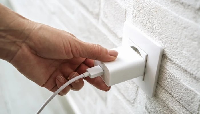 سستا تھرڈ پارٹی چارجر فون کے لیے بن سکتا ہے خطرناک، غیرمتوقع نقصان کا خدشہ