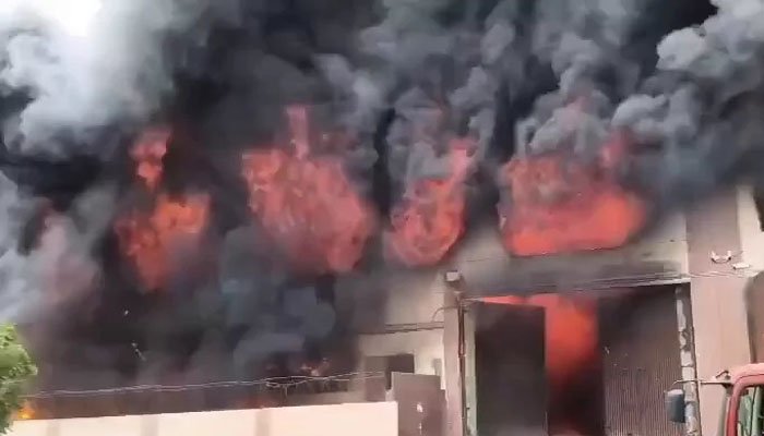کراچی: لانڈھی کی 2 فیکٹریوں میں لگی آگ پر 16 گھنٹے بعد قابو پالیا گیا