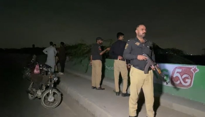 کراچی: شاہ فیصل فلائی اوور پر ڈاکوؤں کا ناکہ، متعدد شہری نقدی اور موبائل فونز سے محروم