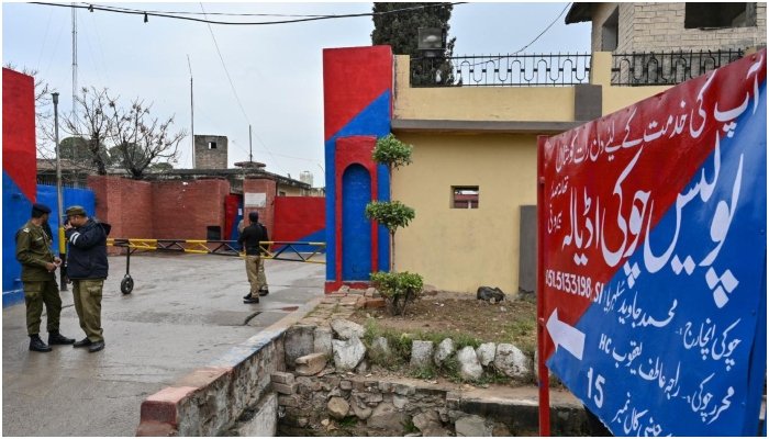 اڈیالہ جیل کی سکیورٹی مزید سخت، 435 پولیس اہلکار تعینات، 8 مقامات پر ناکے لگانے کا فیصلہ