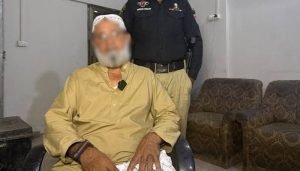 کراچی: مسجد کے باہر نمازی بن کر گاڑیاں&hellip;
