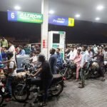 حکومت نے ایک ٹوکن پر 5 لیٹر پیٹرول کی حد ختم کردی