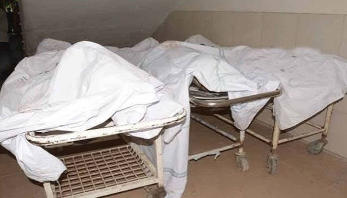 کراچی: فلیٹ سے ڈاکٹر، اسکی بیوی اور 3 بچوں کی لاشیں برآمد