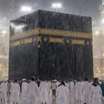 مسجد الحرام میں تیز بارش کے دوران عمرہ زائرین کی عبادت کے روح پرور مناظر کی ویڈیو وائرل