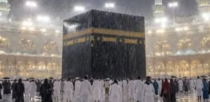 مسجد الحرام میں تیز بارش کے دوران عمرہ&hellip;