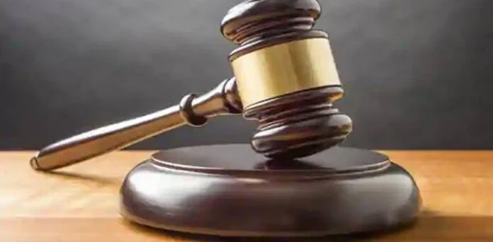 خاتون وکیل کے کالا سوٹ پہن کر عدالت میں پیش ہونے پر جج برہم