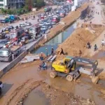 کراچی یونیورسٹی روڈ کی مکسڈ ٹریفک لین کب کھلے گی؟ افتتاح کا ہدف مقرر