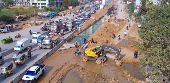 کراچی یونیورسٹی روڈ کی مکسڈ ٹریفک لین کب کھلے گی؟ افتتاح کا ہدف مقرر