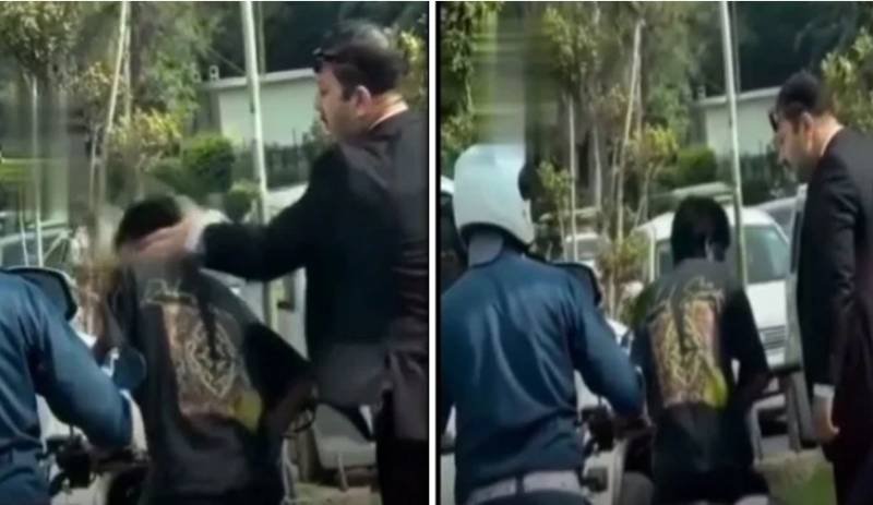 راولپنڈی میں ٹریفک وارڈن کی موجودگی میں وکیل کا موٹرسائیکل سوار پر تشدد