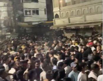 بھارت میں 600 سال پرانی تاریخی مسجد کے تحفظ کیلئے مسلمانوں کا مسجد کے اندر احتجاج