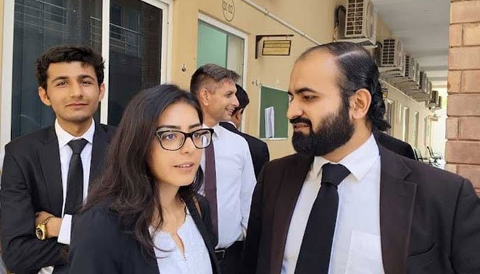 ایمان اور ہادی چٹھہ ضمانت کیس: ریکارڈ پیش نہ کرنے پر جج برہم، ڈی ایس پی کی سرزنش، ہتھکڑی منگوالی