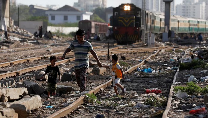 ورلڈ بینک کی ہوشربا رپورٹ: خطے کے 48 فیصد غریب پاکستان میں آباد، یومیہ آمدنی 850 روپے سے کم